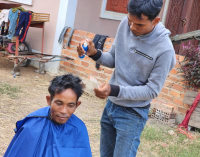 Tha cuts lefty's hair